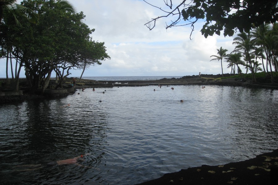 ../image/ahalanui warm spring pool 4.jpg